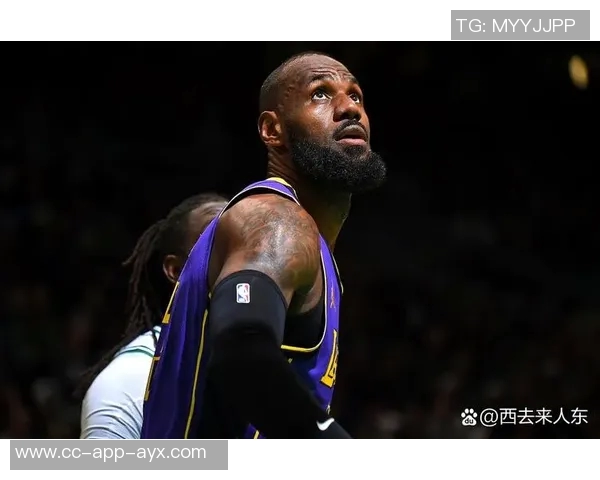 詹姆斯替补席上显不满情绪频频起身运球引发关注 詹姆斯替补席上显不满情绪频频起身运球引发关注